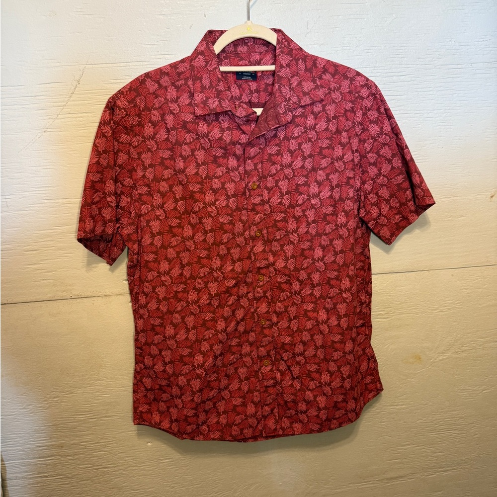 Red patterned UntuckIt short sleeve Tshirt